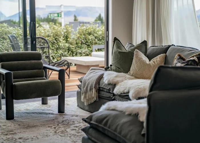 The Ledgerwood Retreat | Spacious With Fireplace * Wanaka