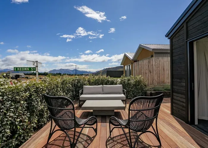 The Ledgerwood Retreat | Spacious With Fireplace Wanaka
