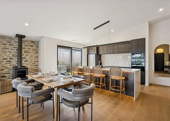 The Ledgerwood Retreat | Spacious With Fireplace Holiday home *