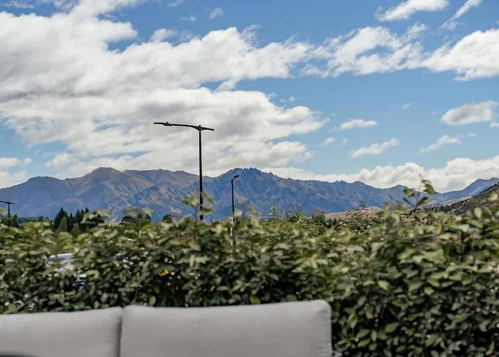 Holiday home The Ledgerwood Retreat | Spacious With Fireplace