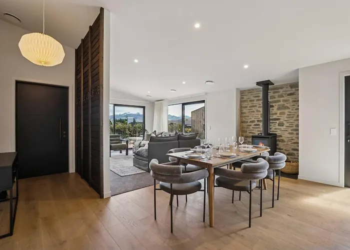 The Ledgerwood Retreat | Spacious With Fireplace Holiday home Wanaka