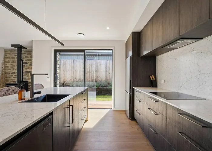 The Ledgerwood Retreat | Spacious With Fireplace Holiday home *