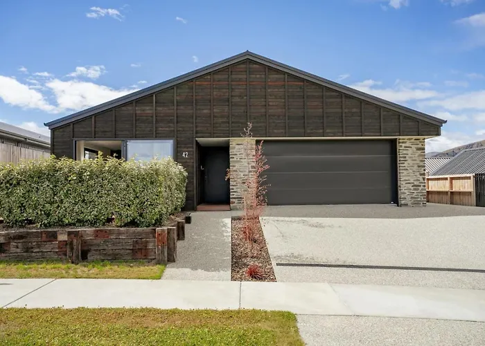 The Ledgerwood Retreat | Spacious With Fireplace Holiday home Wanaka