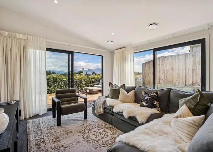 Holiday home The Ledgerwood Retreat | Spacious With Fireplace Wanaka