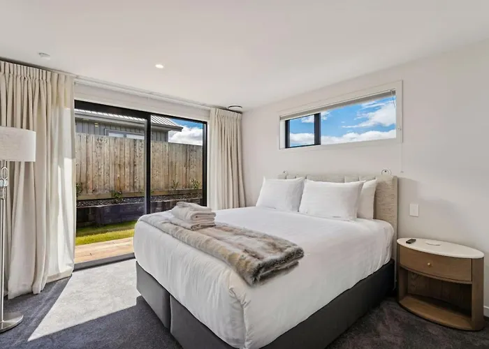 The Ledgerwood Retreat | Spacious With Fireplace * Wanaka