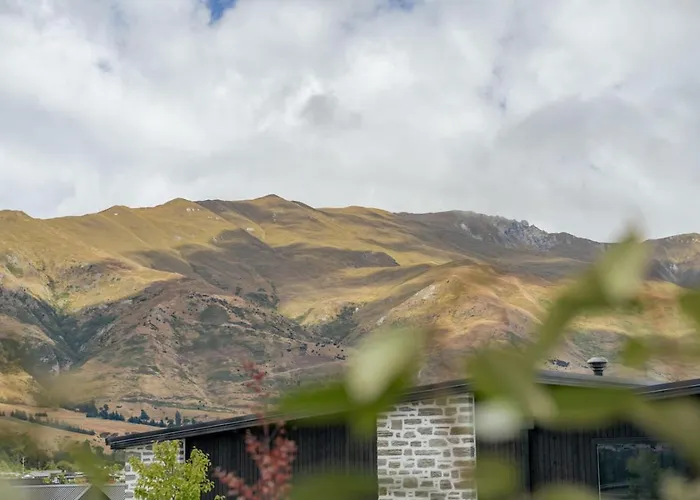 The Ledgerwood Retreat | Spacious With Fireplace Holiday home