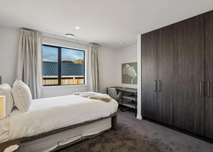 The Ledgerwood Retreat | Spacious With Fireplace Wanaka