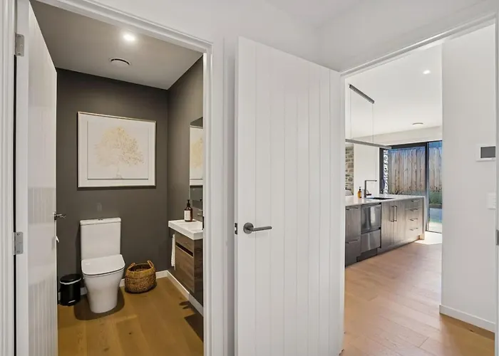 Holiday home The Ledgerwood Retreat | Spacious With Fireplace Wanaka