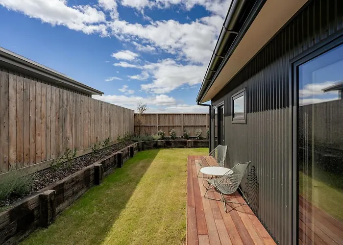 Holiday home The Ledgerwood Retreat | Spacious With Fireplace