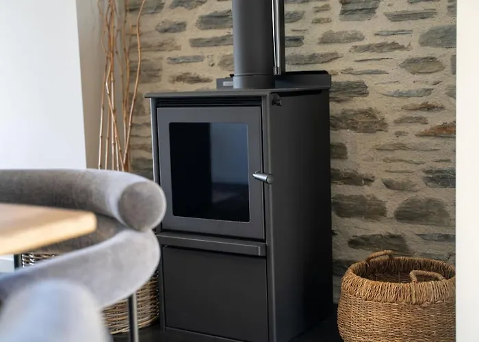 The Ledgerwood Retreat | Spacious With Fireplace Holiday home *