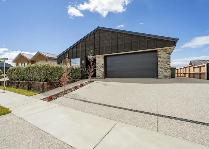 Holiday home The Ledgerwood Retreat | Spacious With Fireplace