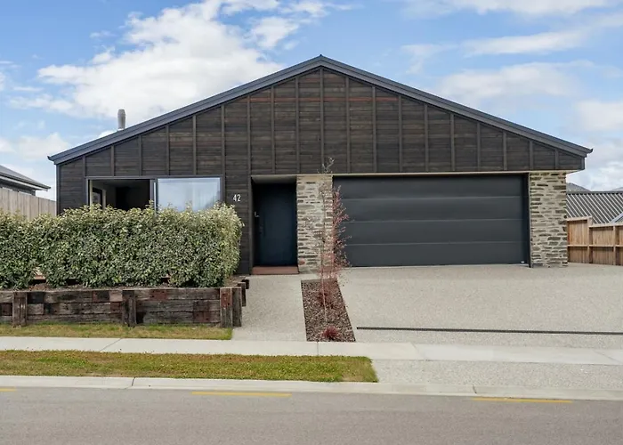 Holiday home The Ledgerwood Retreat | Spacious With Fireplace
